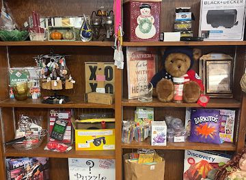 new-hampshire/hillsborough-county/shop/ollie-s-treasure-shop