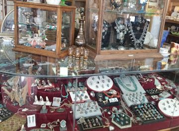 wyoming/cheyenne/shop/avenues-antiques-collectibles