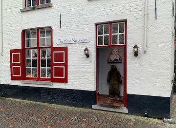 belgium/bruges/minnewater/shop/the-bear-necessities