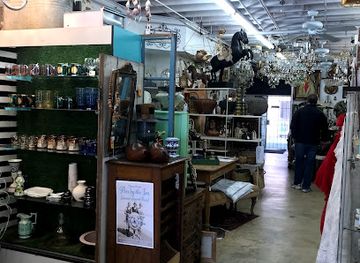 california/san-diego-beaches/shop/vignettes-antiques-collectibles