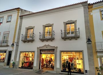 portugal/evora/shop/pull-and-bear