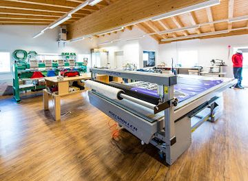 switzerland/engadin/shop/sarsura-stickerei-werbetechnik