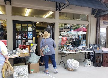 north-carolina/hendersonville/shop/razberry-threads