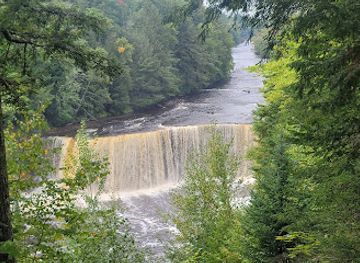 michigan/tahquamenon-falls-state-park/shop/tahquamenon-upper-falls-parking-lot