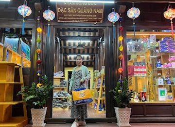 vietnam/hoi-an-ancient-town/shop/dac-san-hoi-an-quang-nam-nhan-hong-duc
