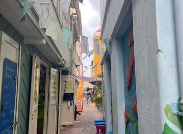 curacao/willemstad/punda/shop/sharkeez-souviner-shop-curacao