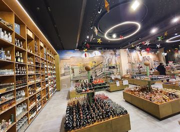 hungary/budapest/inner-city/shop/market1-hungarian-souvenir-and-gift-shop