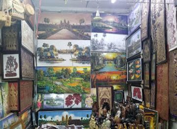 cambodia/phnom-penh/toul-tom-poung/shop/good-luck-souvenirs