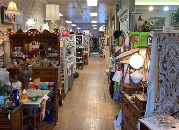 texas/llano-estacado/shop/carolees-antiques-and-more