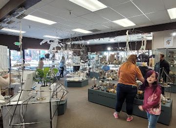 california/redding/shop/juniper-stones-gallery