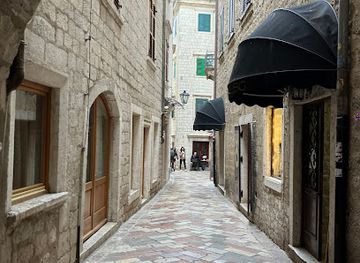 montenegro/kotor-bay/shop/hard-rock-cafe-souvenir-rock-shop