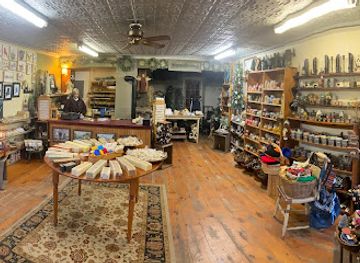 maine/franklin-county/shop/terry-s-uniques