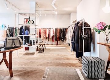 germany/berlin/charlottenburg/shop/romans-berlin-concept-store-baumstamm-vor-laden