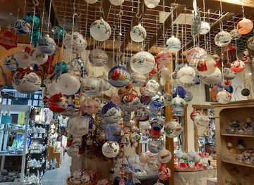 germany/monschau/shop/monschauer-allerlei-im-ehemaligem-handwerkermarkt-chrissys-in-geschenkartikel-taschen-ledergurtel-geldborsen-altstadt