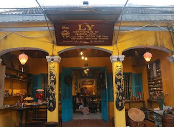 vietnam/hoi-an/shop/tram-huong-ong-ly-hoi-an-agarwood-souvenir-vietnamese-antiques