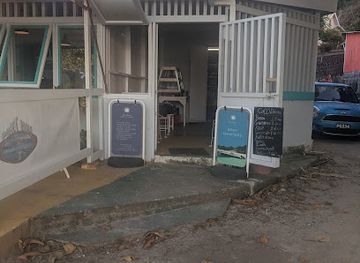 saint-vincent-and-the-grenadines/bequia/shop/shoreline-mini-market