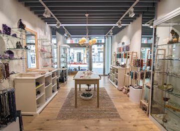 switzerland/lucerne/chapel-bridge/shop/boutique-la-pierre-luzern