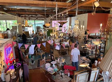 michigan/southwest-michigan/shop/lakeside-antiques