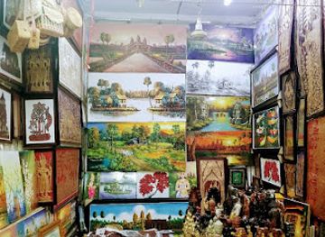 cambodia/phnom-penh/toul-tom-poung/shop/khmer-souvenirs-kh