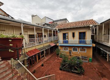 ecuador/azuay-region/shop/centro-municipal-artesanal-arts-crafts