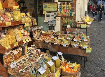 italy/ravello/shop/la-valle-dei-mulini-limoncello-store