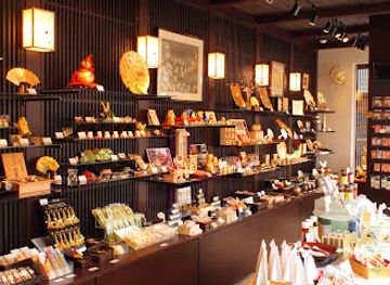 japan/kanazawa/kenrokuen-garden/shop/kinpakuyasakuda-chayagai-store