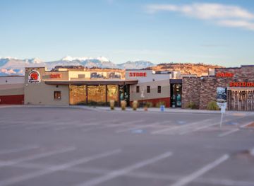 utah/arches-national-park/shop/moab-giants-gift-shop