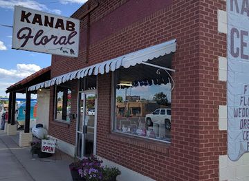 utah/kanab/shop/kanab-floral-ceramic-shop