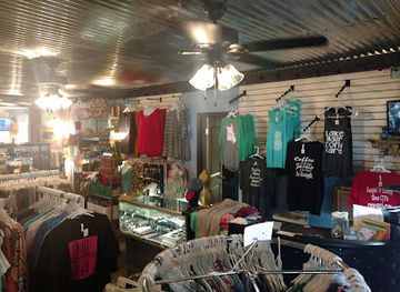 missouri/pomme-de-terre-lake/shop/the-blue-pineapple-boutique
