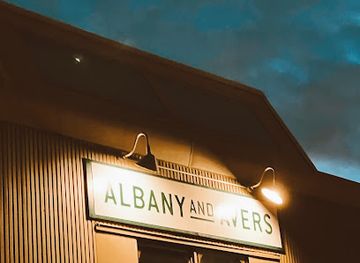 nebraska/omaha/blackstone-district/shop/albany-and-avers