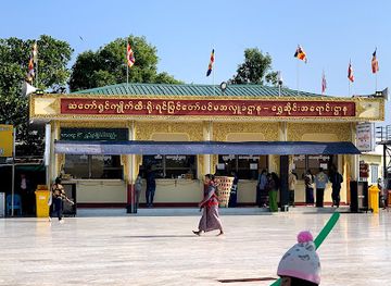 myanmar-burma/kyaiktiyo-pagoda/shop/sein-lyin-a-kaung-so