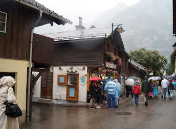austria/hallstatt/shop/ofenfrische-schaumrollen