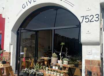 california/hollywood/shop/the-give-store
