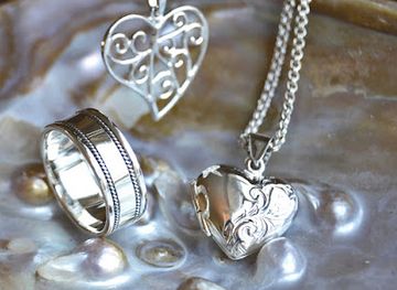 united-kingdom/monmouthshire/shop/moonstones-the-alternative-gift-shop