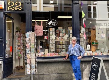 belgium/ghent/shop/geschenken-mus-in-een-plas