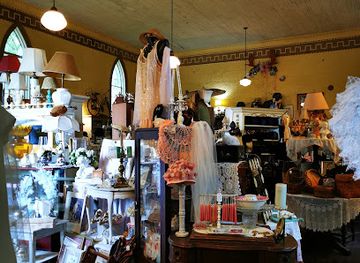 canada/fundy-national-park/shop/the-pink-church-boutique