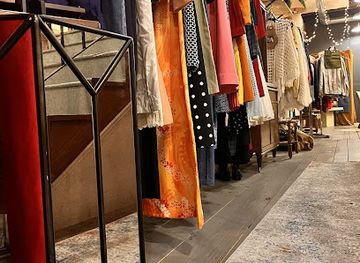 michigan/muskegon/shop/brass-moon-vintage