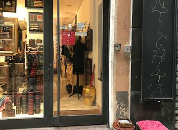 italy/genoa/shop/laura-on-the-road