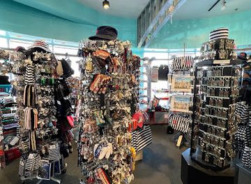 california/san-francisco/fisherman-s-wharf/shop/ess-eff-gift-shop-inside