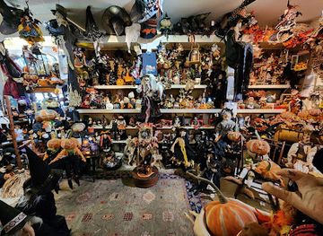 Uniques & Antiques