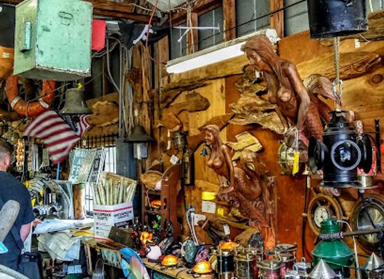 florida/apalachicola/shop/the-tin-shed-nautical-antiques