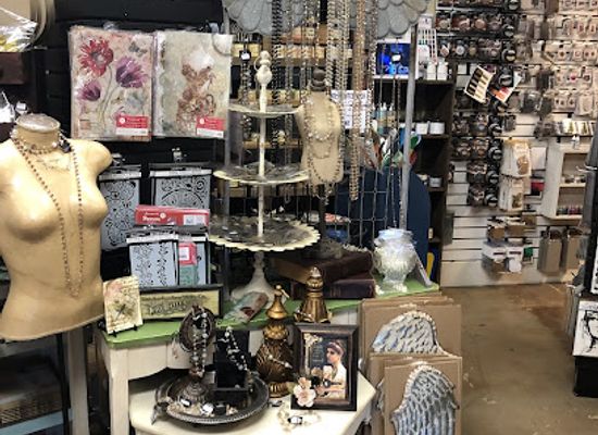 california/bakersfield/shop/vintage-art-lady