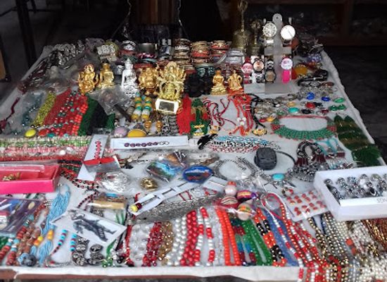 nepal/pokhara/gupteshwor-cave/shop/market-chhorepatan-pokhara