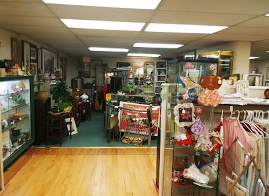 connecticut/windham-county/shop/antiques-marketplace
