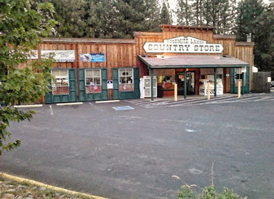 california/yosemite-national-park/shop/yosemite-lakes-country-store