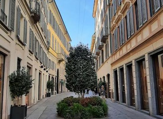 italy/milan/shop/via-della-spiga