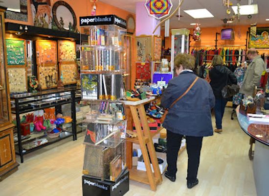 spain/extremadura/shop/el-caracol-de-maltravieso-tienda-de-ropa-creativa-artesania-aderezos-tradicionales-plata-y-calzado-bio