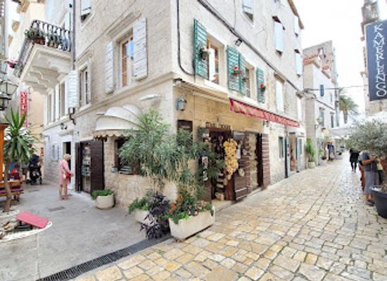 croatia/dalmatia/shop/souvenir-shop-stari-trogir