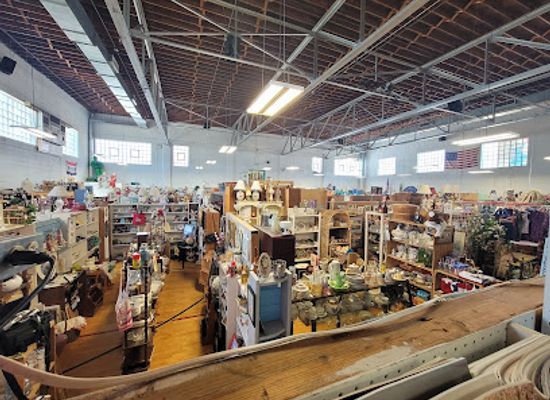illinois/great-river-road/shop/pink-elephant-antique-mall
