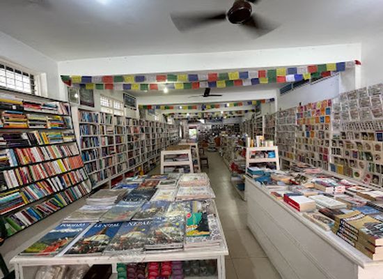 nepal/pokhara/phewa-lake/shop/fishtail-book-shop-souvenir-store
